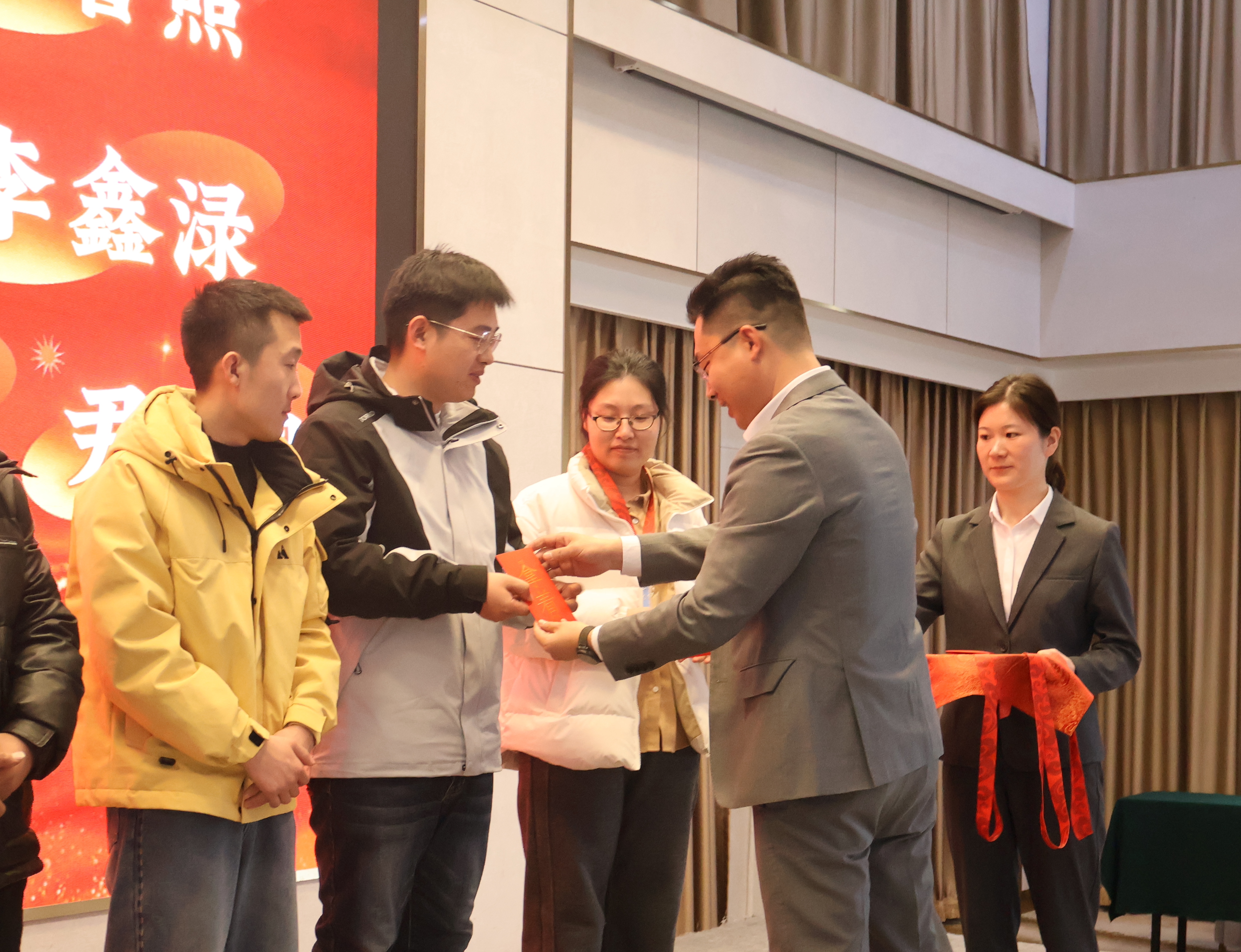 日皮视频网站2025年年会颁奖仪式